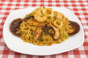 Delicioso arroz con mariscos servido en un plato hondo