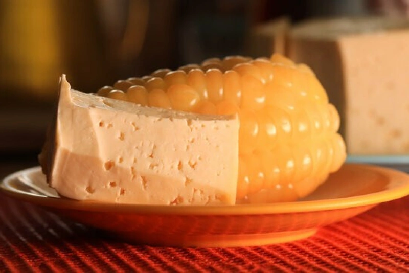 Delicioso choclo con queso fresco y mantequilla derretida