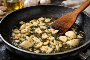 Manera de evitar que el ajo se queme al freírlo en la cocina