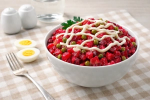 Deliciosa ensalada rusa peruana con papas y verduras frescas