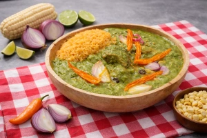 Espesado lambayecano servido con arroz y salsa criolla