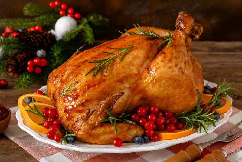 Pavo al horno peruano jugoso y dorado en bandeja