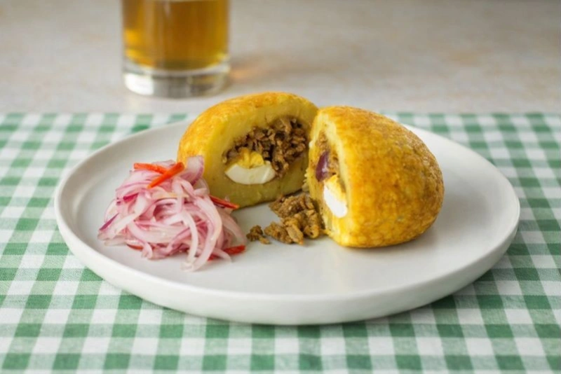 Papa rellena peruana dorada y crujiente por fuera