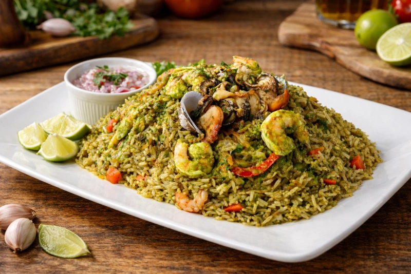 Plato de arroz con mariscos norteño colorido y apetitoso