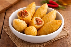 Carimañolas panameñas rellenas de carne doradas y crujientes