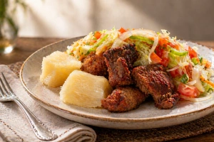 Delicioso chancho con yuca nicaragüense tradicional servido