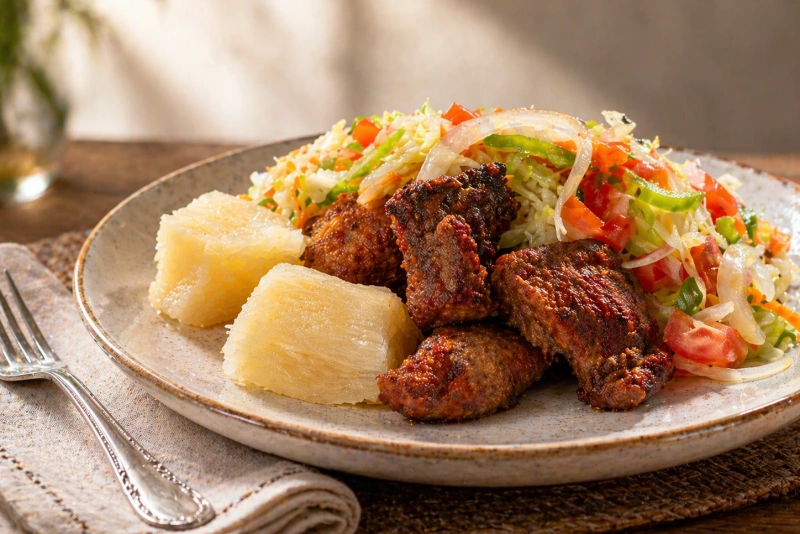 Delicioso chancho con yuca nicaragüense tradicional servido
