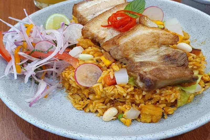 plato de  arroz con chancho