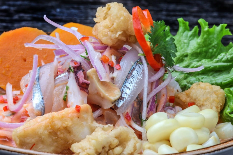 plato con ceviche de pejerrey