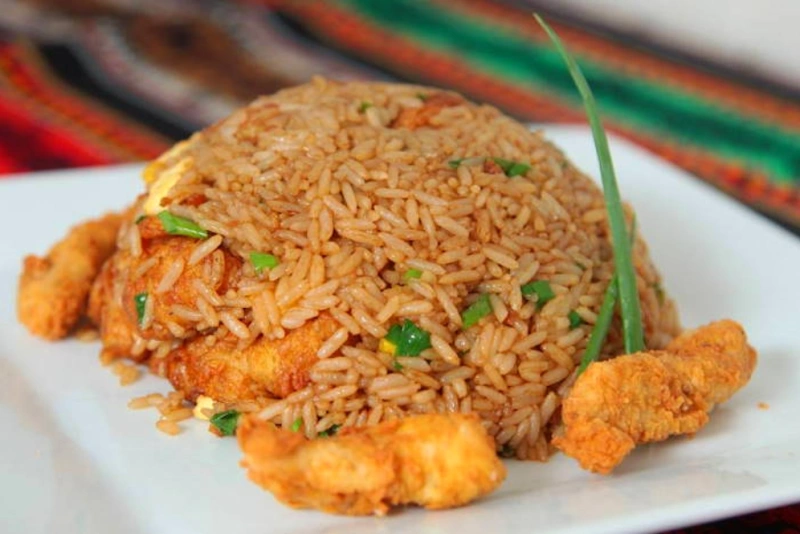 plato de arroz chaufa de pescado