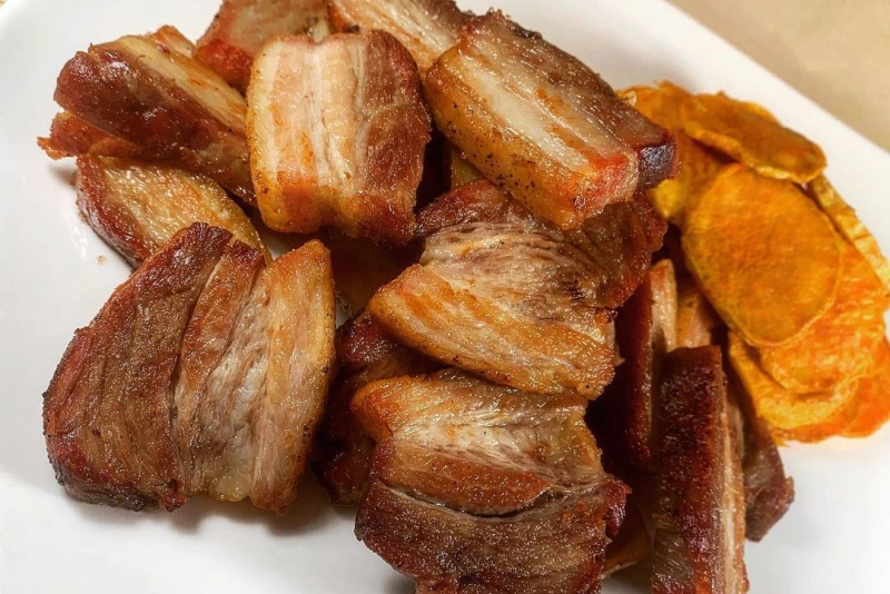 chicharrón de chancho con camote