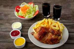 ensalada de pollería junto al pollo a la brasa