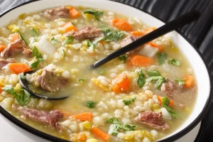 plato de sopa de trigo