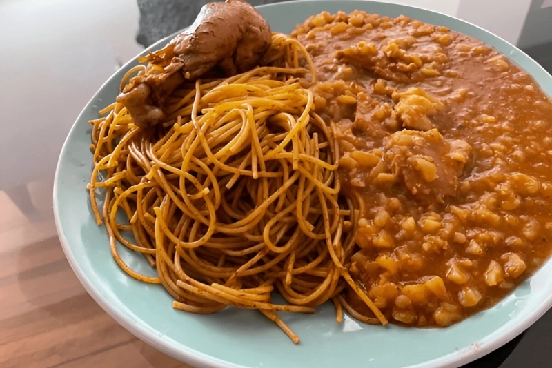 imagen de sopa seca con carapulcra