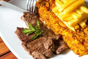 imagen de un plato de tacu tacu con bistec